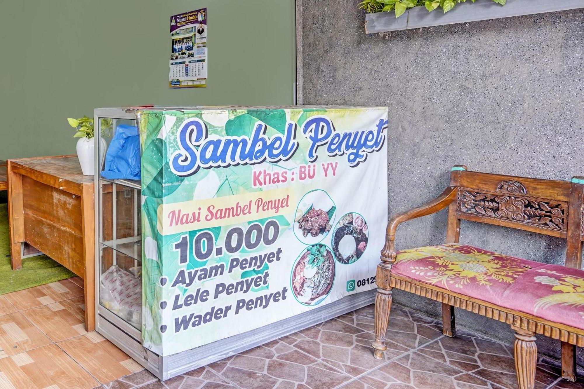 Hotel Spot On 91716 Kost Yy Syariah Mojokerto Exterior foto